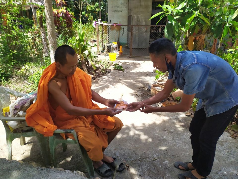 องค์การบริหารส่วนตำบลปากทรงจัดทำหน้ากากอนามัย ถวายแด่พระภิกษุสงฆ์ ในตำบลปากทรง เพื่อป้องกันโรคติดเชื้อไวรัส COVID-19